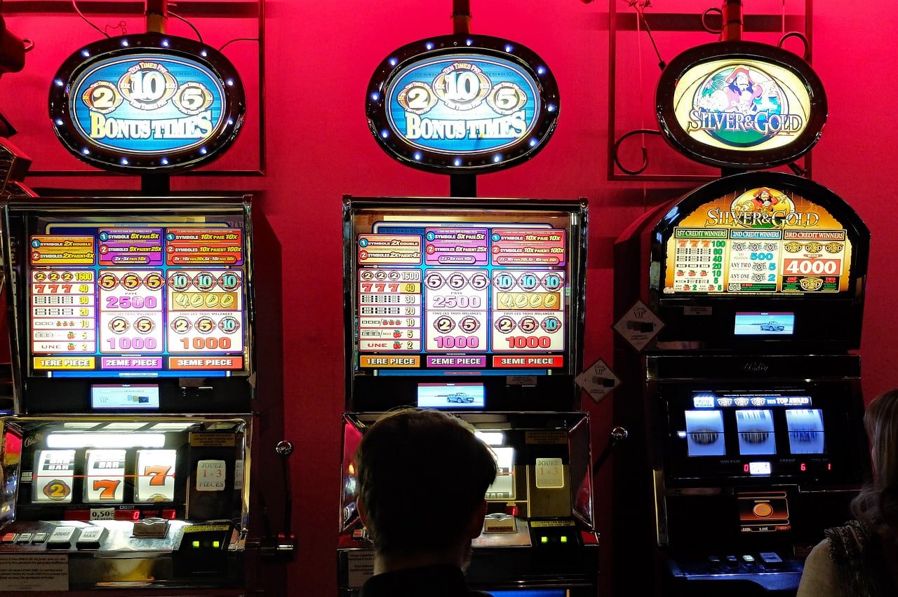 Tim buy 138 di kantor pusat Jakarta bekerja di pusat kontrol permainan live-dealer